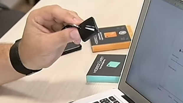 Киевлянин создал уникальный брелок, который запоминает все пароли